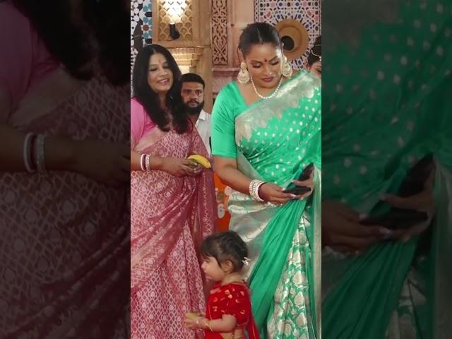 Bipasha Basu, daughter Devi VIRAL moment from Durga Puja #bipasha_basu #devi #durgapuja