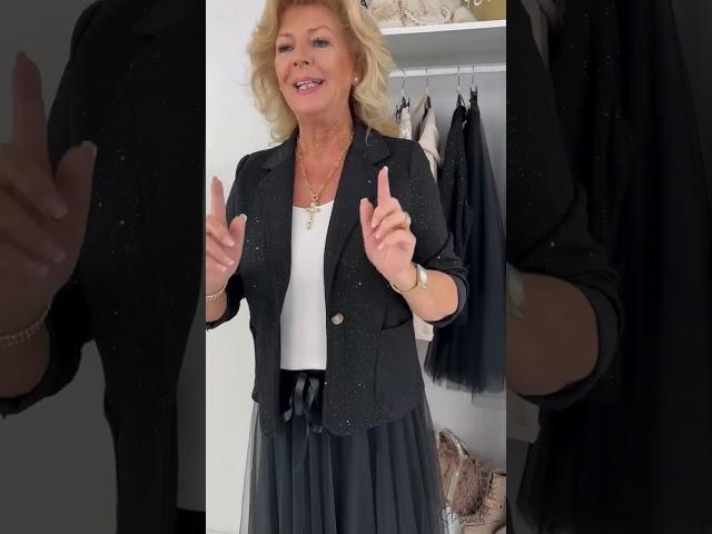 Weihnachtlicher Glamour: Funkelnde Blazer, Tüllröcke und mehr! 