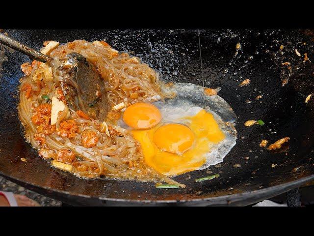 Grandma Pad Thai Master! for 35 years - thai street food