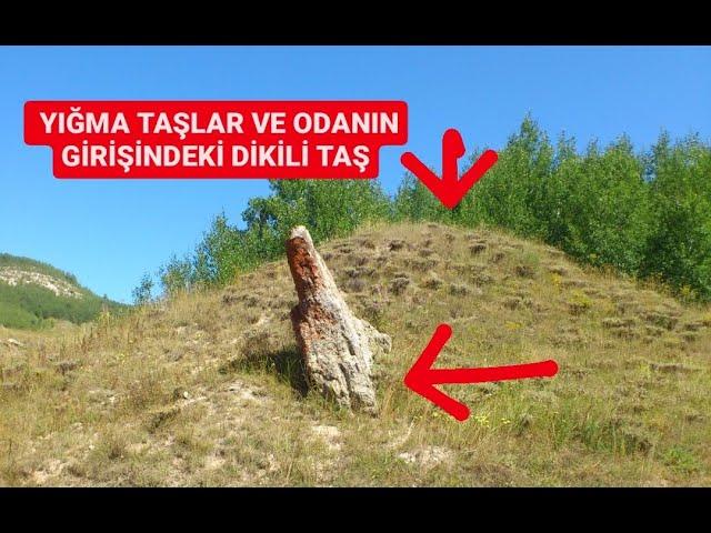 YIĞMA TAŞLAR VE ODANIN GİRİŞİNDEKİ DİKİLİ TAŞ