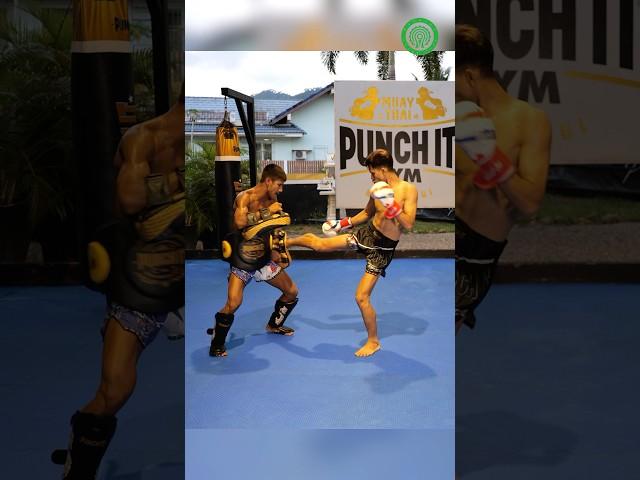 Muay Thai Training - Aggressive Striking for Fighters with Kru Dam