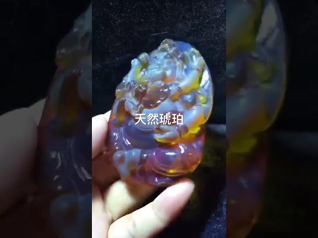 天然缅甸琥珀，血珀雕刻件，红财神，珀体通透无冰裂，大师工艺，雕工精湛，佩戴效果极佳，重48.2克，尺寸77.7/57.6/20 #琥珀 #蜜蜡