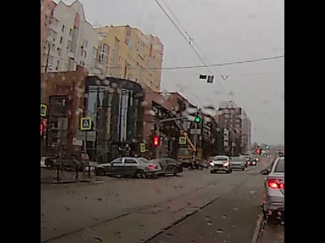 В Екатеринбурге Toyota протаранила Mercedes | E1.RU