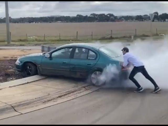 Aussiecams - FORD driver beached at this Tarneit roundabout