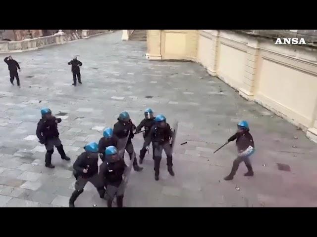 Tensioni a Bologna, scontri tra la polizia e gli antagonisti