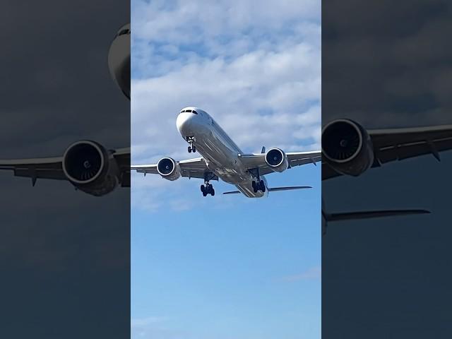 Singapore Airlines 787 overhead arrival