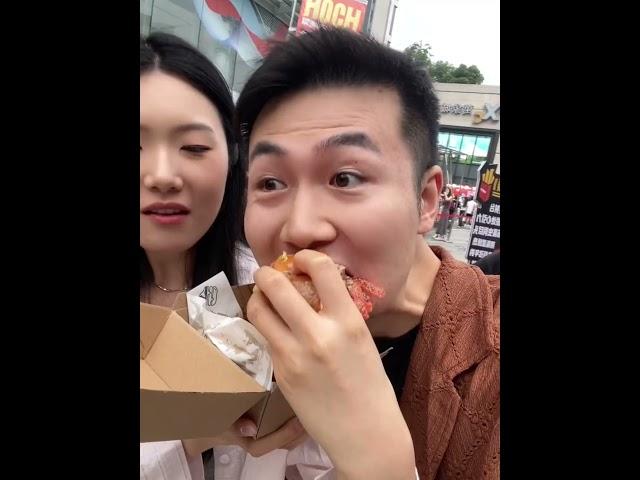 也是吃上小李汉堡节的人了！都给我冲！！ #武汉汉堡节 #小李汉堡节 #汉堡测评 小李有点饿（正在布局商业版） HOCH汉堡节 #情侣日常