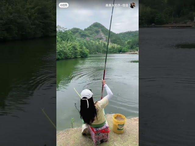 The girl caught a big fish in her bow / fishing bd tv