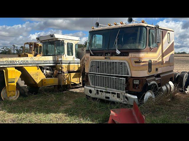 Browsing a huge farm auction! Where stuff went dirt cheap. Hotrods, cabover fords, and way more.