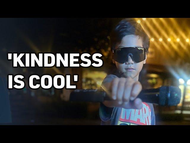 9-Year-Old Singer Says Kindness Is Cool; Flash Mob Strikes Nike Store | NTD Tonight – Nov. 21