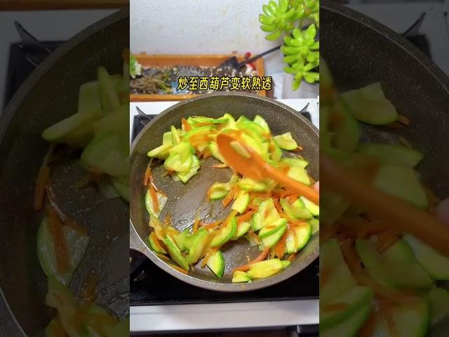 百吃不腻的西葫芦牛肉盖饭，牛肉特别软嫩#chinesefood #shortvideo #cooking #美食 #shorts