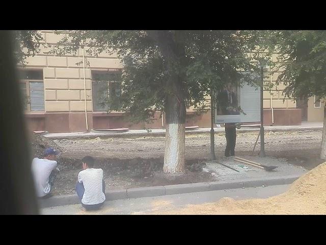 В центре Волгограда вновь перекопали тротуары и меняют брусчатку