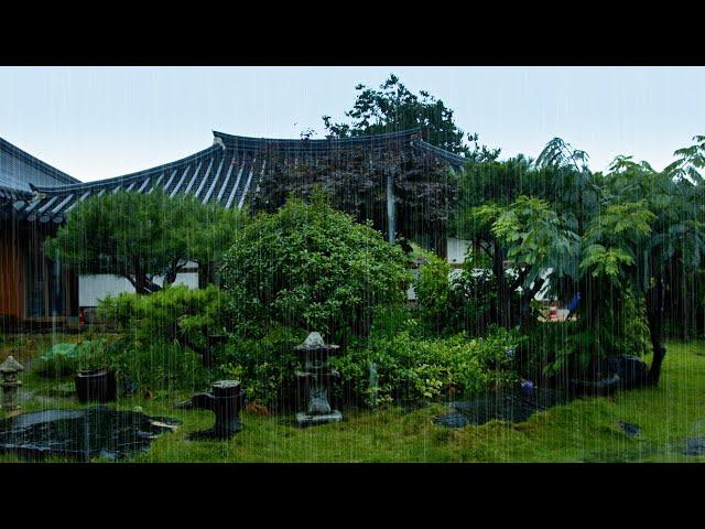 ASMR / The sound of the rain falling on the grandmother's house in the countryside