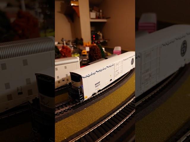 Scale Trains Trinity 82' Reefer WOW #train #modelrailroader #modeltrains 