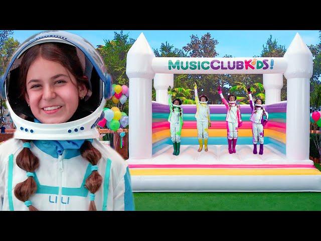 "Magic Bouncy House" MusicClubKids & Ryan’s World | Jonas Brothers “Waffle House”