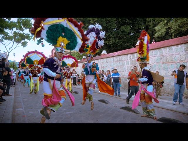 50 Danzantes Celebran a la Danza de la Pluma COSIJOEZA en Oaxaca