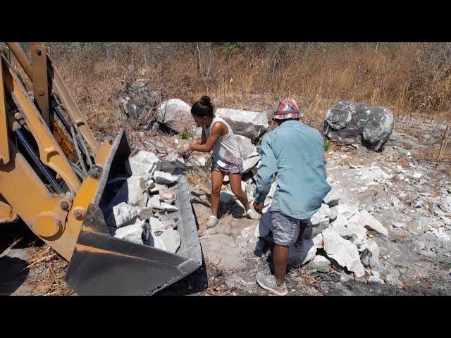 FAMÍLIA QUE VIVE EM BARRACO IMPROVISADO SEMPRE TRABALHANDO NA LUTA DO DIA A DIA