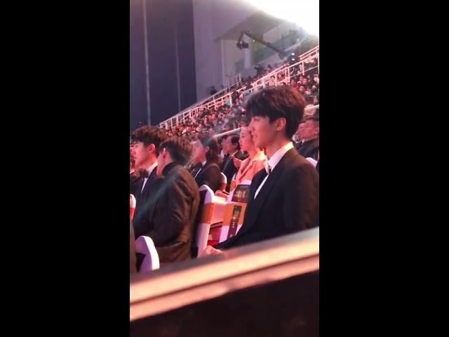 在台下看弟弟王源表演的小凯笑的好开心高冷的千玺