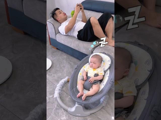 儿子睡觉，爸爸潇洒，互不耽误！#funny#宝爸带娃#搞笑