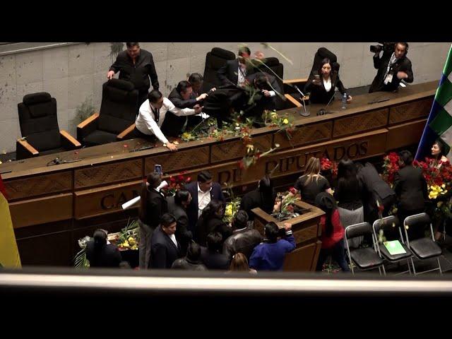 Bolivian lawmakers throw flowers at VP, forcing suspension of Arce’s report  | VOA News