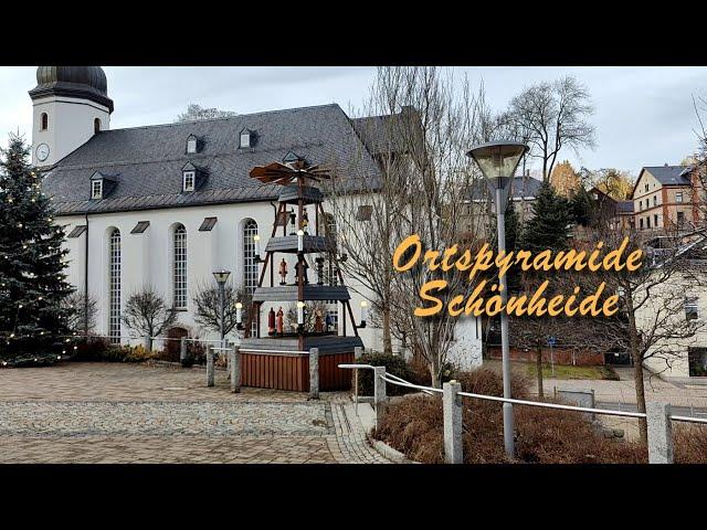 Ortspyramiden im Erzgebirge: Schönheide. Große prächtige Pyaramide.in der Nähe der Kirche zu finden.