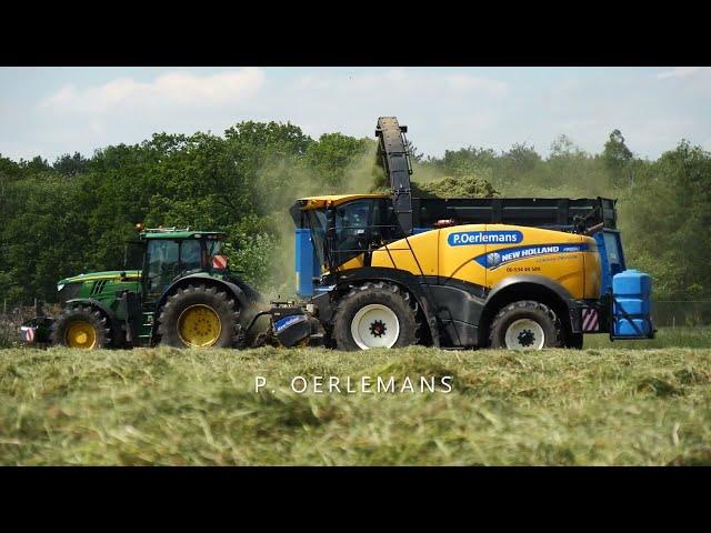 Grass Silage, First cut / New Holland Agriculture - John Deere tractor / P. Oerlemans