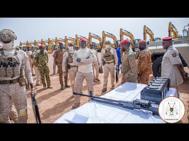 Burkina Faso : Le Capitaine Traoré remet un lot de matériel militaire à l'armée