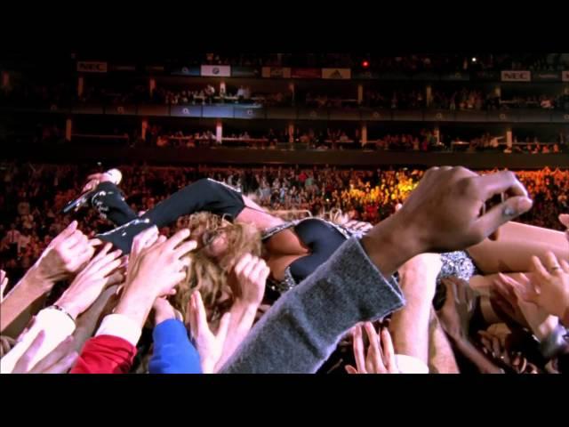 Beyonce stage diving during "Halo" HD 1080p (Original Version)