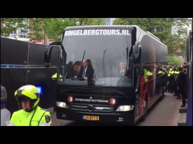 De spelersbus van Feyenoord komt aan bij Woudestein