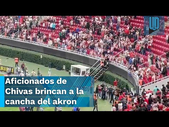  ¡PROBLEMAS EN EL AKRON! Afición de Chivas salta a la cancha tras perder ante Atlas en el Play in