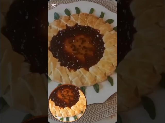 Crostata di girasole  con pasta brisée, marmellata di ciliegie e albicocche, gocce di cioccolato