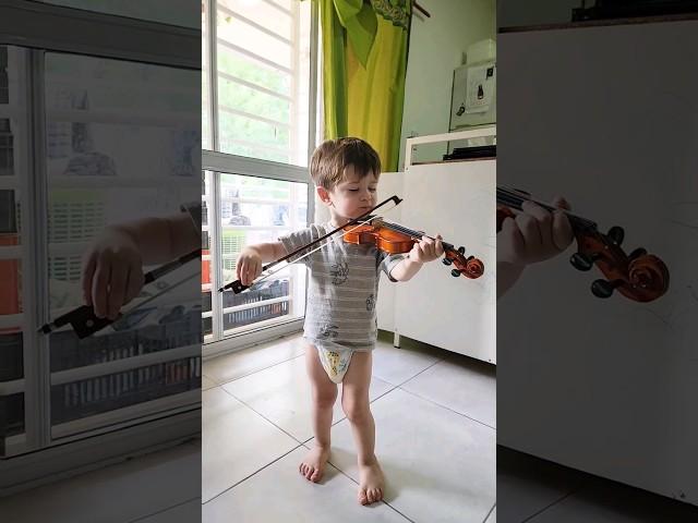 BEBE TOCA EL VIOLIN , esto fue lo que paso, primer día que le regalamos un VIOLÍN a mi hijo #shorts