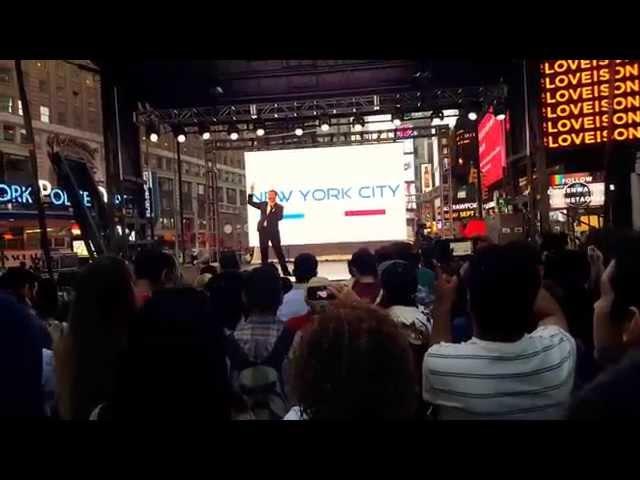 NEW YORK, NEW YORK by baritone DAVID SERERO on TIMES SQUARE for BEST OF FRANCE (2015)