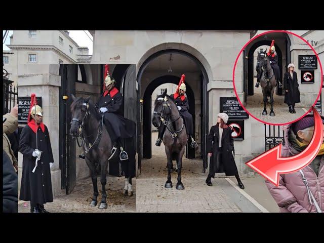 KING’S GUARDS REACTS TO THIS SILLY TOURIST SNEAKING IN THE WHITE BOX AT HORSE GUARD | ROYAL GUARDS.