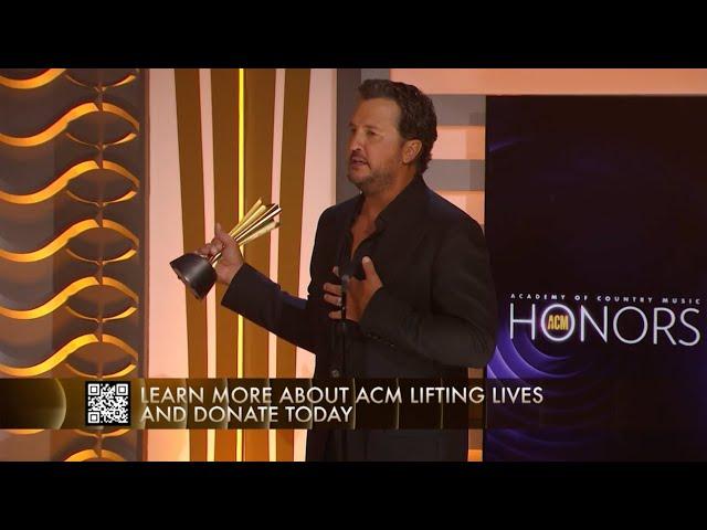 Luke Bryan Accepts Accepts ACM Lifting Lives Award