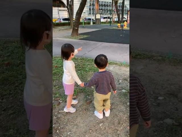 小渣男 牽著姊姊走到小木馬後就把姊姊扔下自己玩木馬了