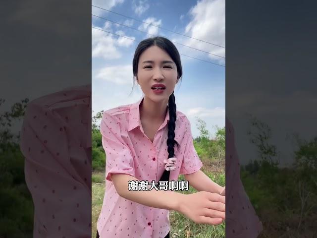 上农村收山货 路边偶遇到了一位 想搭车的漂亮小姐姐 #农村生活#乡村生活#阿梅姑娘#小小小呀#吉连#小凤#王飞#墨岚#记录生活#乡村生活#朴实的山里姑娘