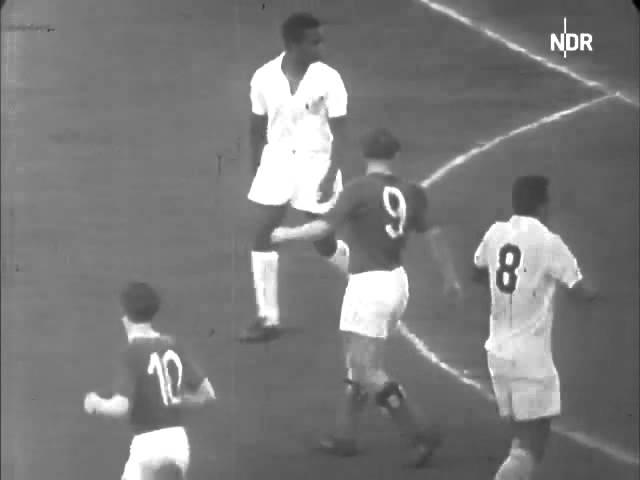 Uwe Seeler vs Santos FC 1962