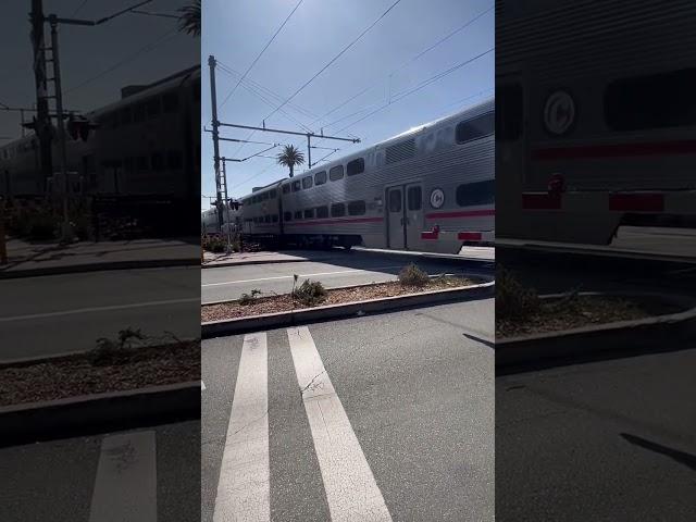 Caltrain Gallery cabcar leaving Burlingame with F40PH-2 CAT 922 trailing.