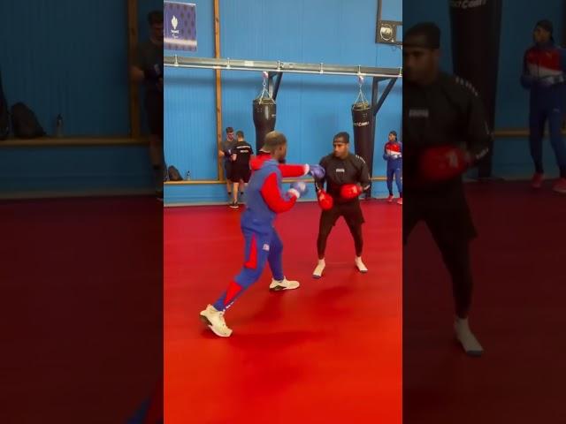 Technical sparring between Julio César La Cruz and Arlen López.