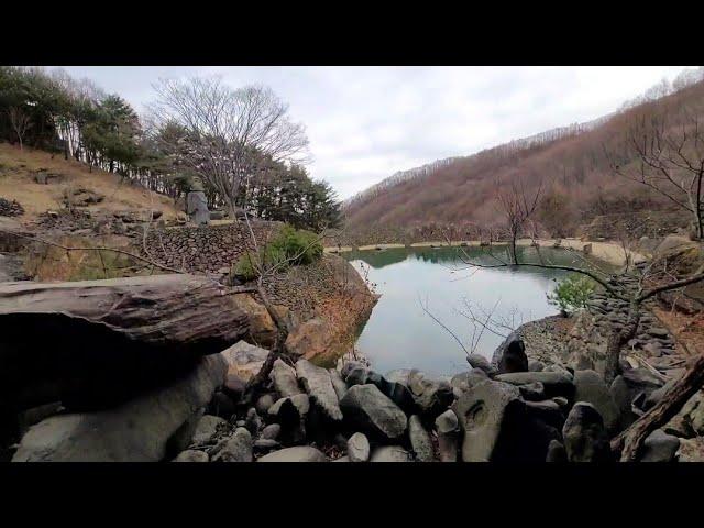 산속 신비한 비밀의 공간/바위와 돌로 만든성