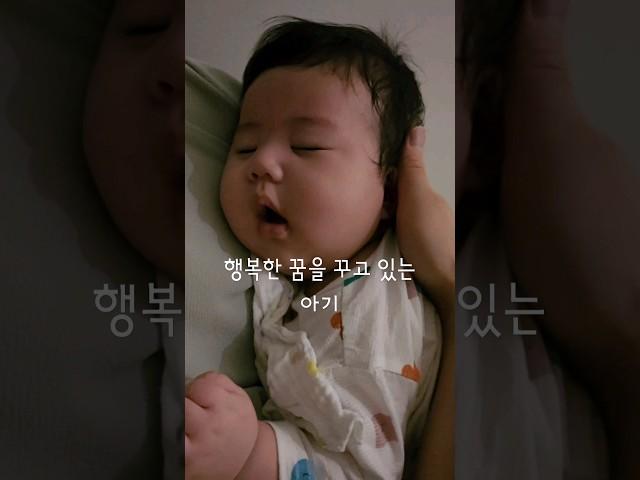 아빠 품에 안겨 행복한 표정짓는 다복이 #baby #cutebaby #육아 #귀여운아기