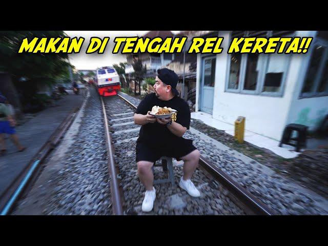 ⁠GOKIL!! KALI INI MAKAN DI TENGAH REL KERETA YANG MASIH AKTIF!!