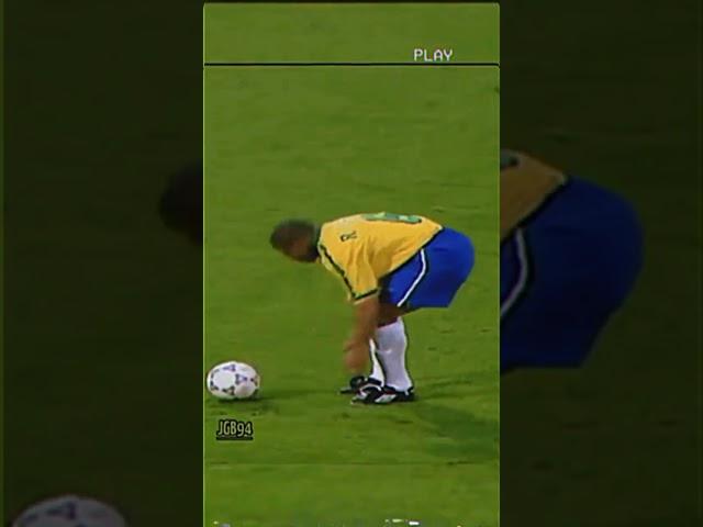 Here's Roberto Carlos' secret during free kicks 