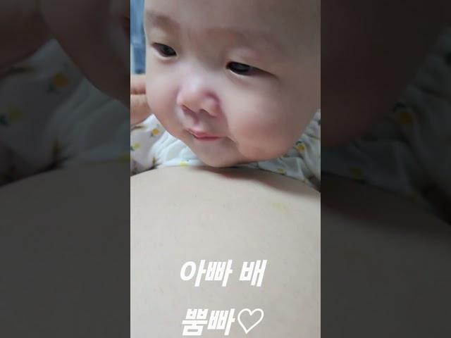 아빠 다리 샤워직후 입니다. #귀여운아기 #아기 #baby #귀여움  #cute #사랑스러운 #늦둥이 #육아일기 #뿜빠 #막내딸  #웃긴영상 #사랑스러운 #아기영상 #아기일상