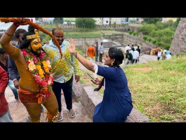 Potharaju beating girl At Golconda Bonalu 2023 | Potharaju Giving blessing At Golconda Bonalu 2023