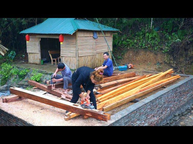 Polish the surface and chisel the wood to prepare to build a new house. PEACEFUL LIFE