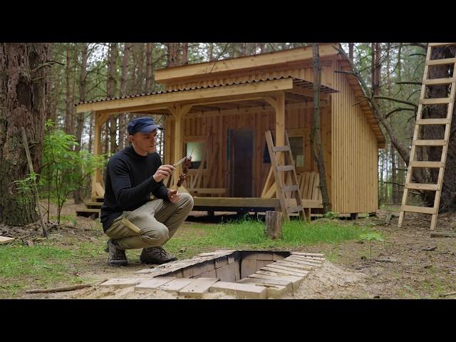 Remote off grid cabin in the woods without utilities, Siding walls, Building alone