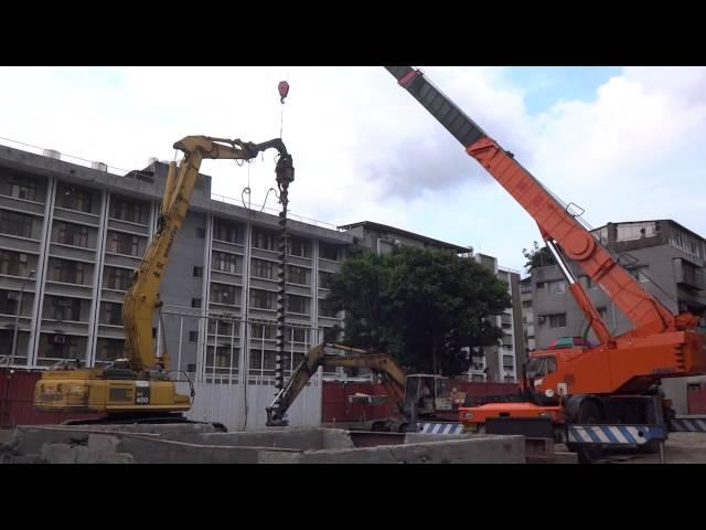 吊車協助挖土機將鑽掘機鑽桿拔出