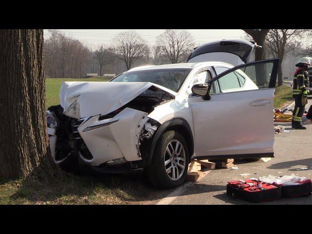 PKW vor Baum - Fahrer durch Feuerwehr befreit - Rettungshubschrauber im Einsatz